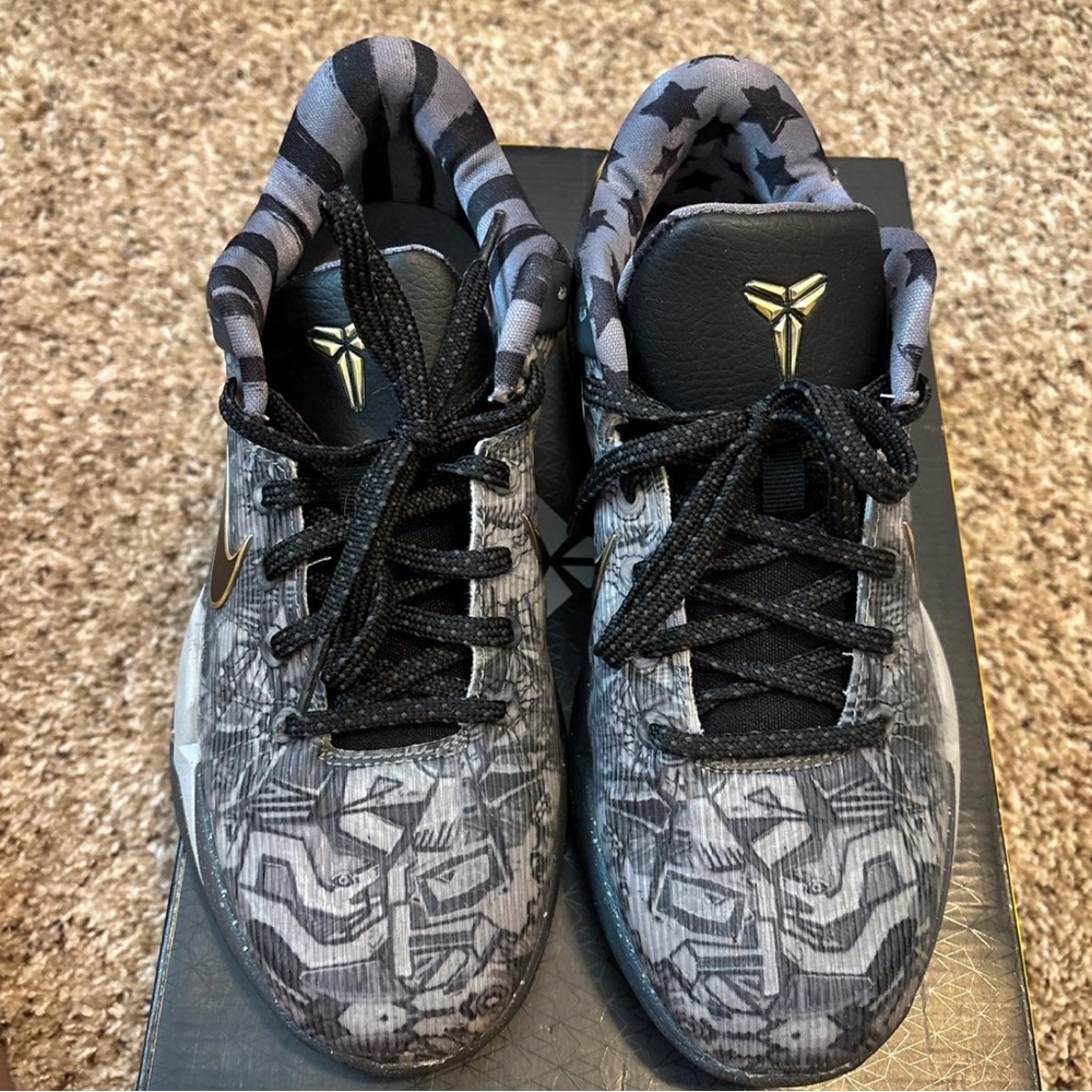 Nike Men's Black and Gray Patterned Sneakers